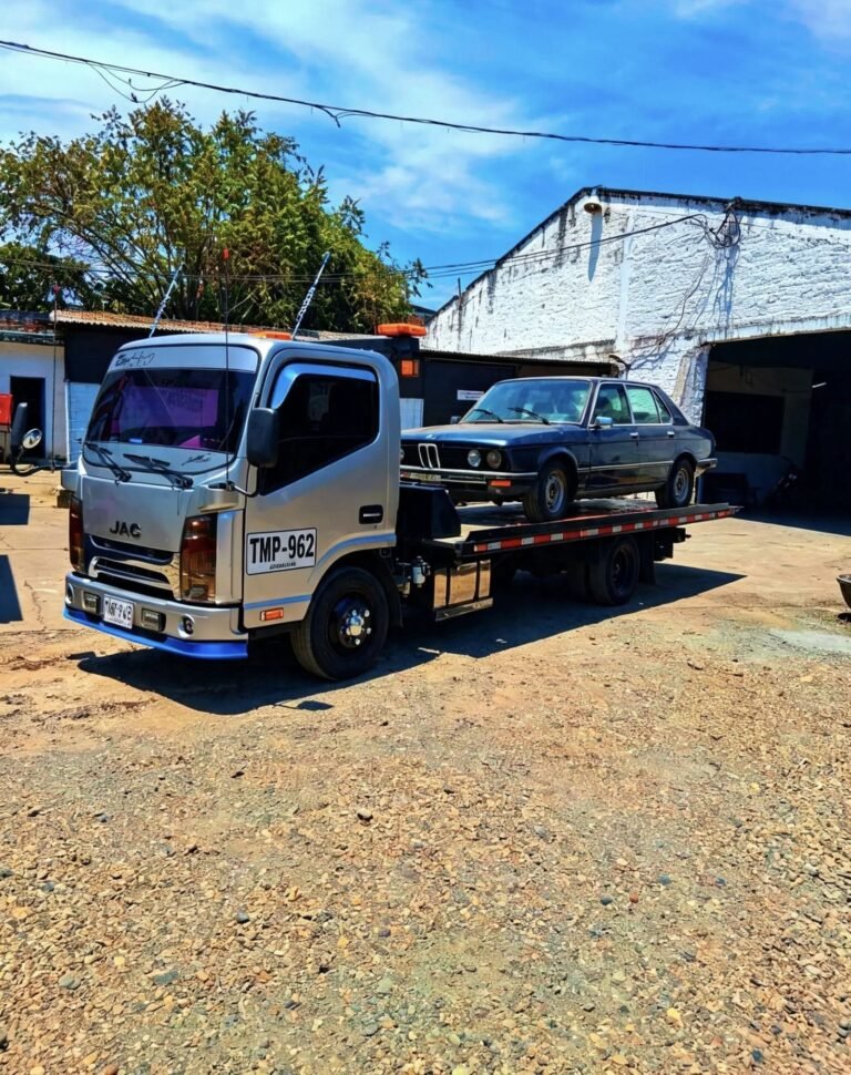 Grúa Sotosgrúas trasladando automóvil sedán en Cali