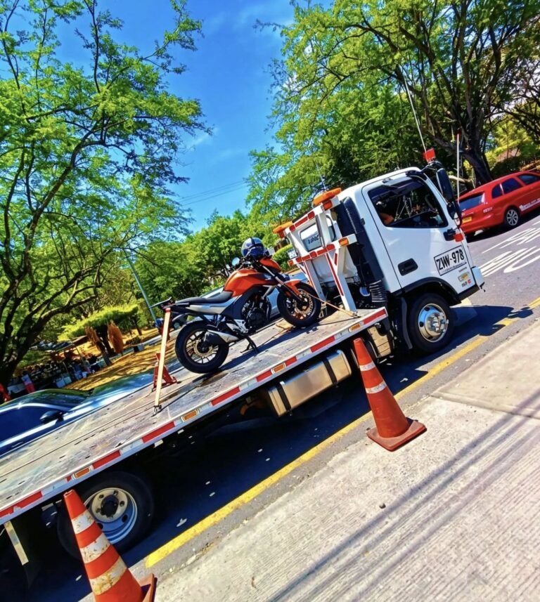 Grúa Sotosgrúas trasladando motocicleta en Cali